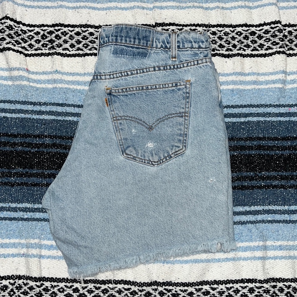 VINTAGE LEVI’S cutoff jean shorts light wash size 32